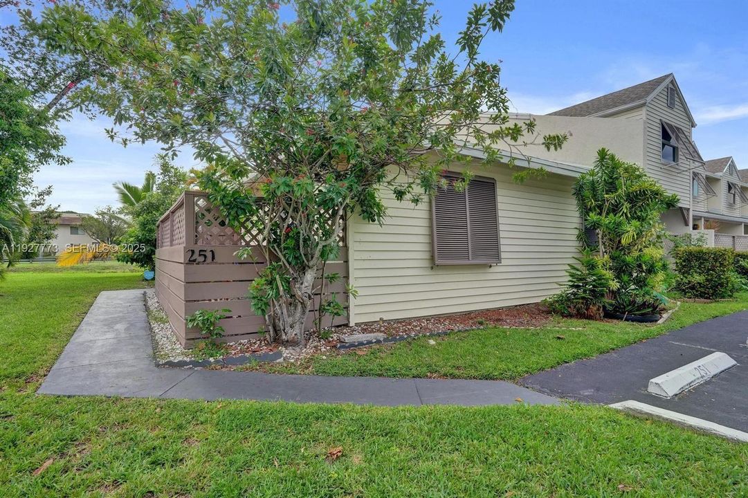 For Sale: $310,000 (2 beds, 2 baths, 1415 Square Feet)