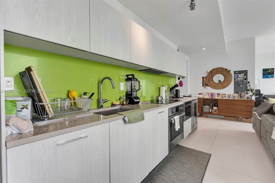 В аренду: $4,000 (1 спален, 1 ванн, 833 Квадратных фут)