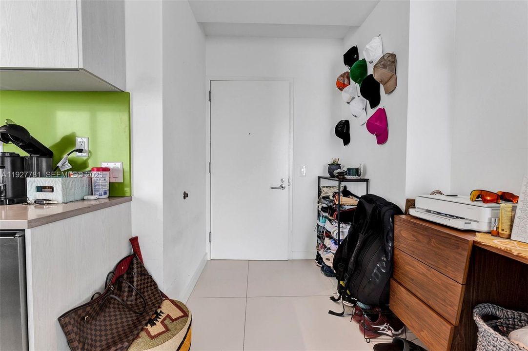 В аренду: $4,000 (1 спален, 1 ванн, 833 Квадратных фут)