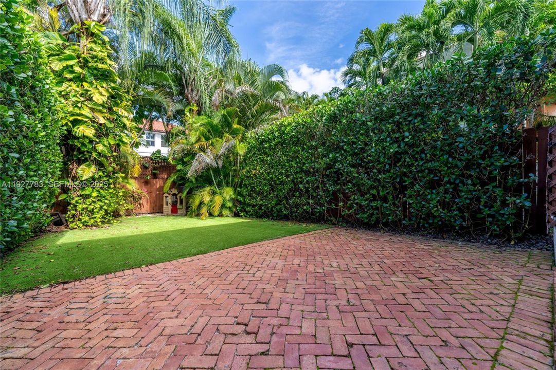 В аренду: $9,900 (3 спален, 2 ванн, 2040 Квадратных фут)