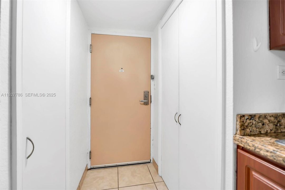 В аренду: $2,000 (0 спален, 1 ванн, 360 Квадратных фут)