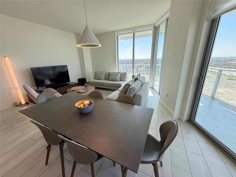 В аренду: $3,100 (2 спален, 2 ванн, 968 Квадратных фут)