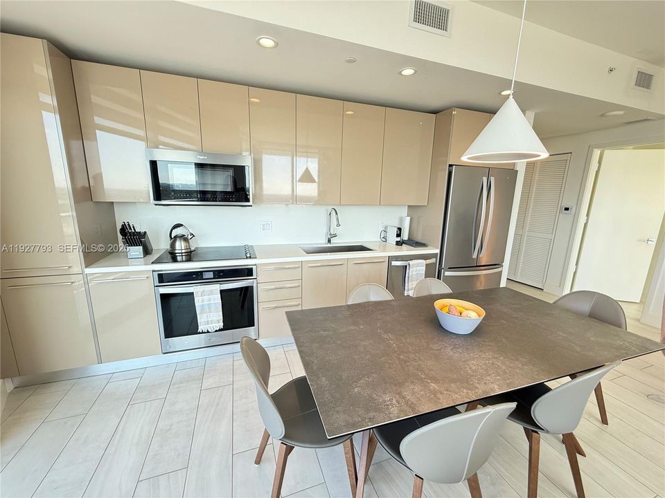 В аренду: $3,100 (2 спален, 2 ванн, 968 Квадратных фут)