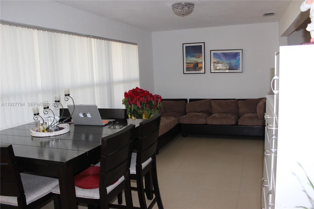 En Venta: $320,000 (2 camas, 2 baños, 1394 Pies cuadrados)