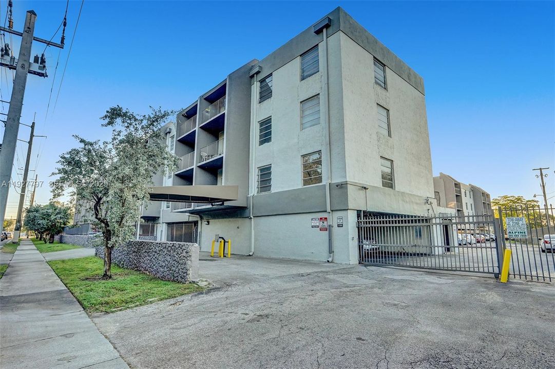 出租: $1,700 (1 贝兹, 1 浴室, 747 平方英尺)