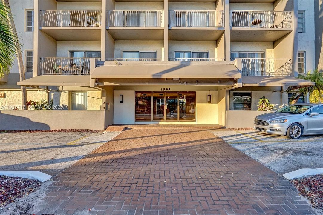 出租: $1,700 (1 贝兹, 1 浴室, 747 平方英尺)