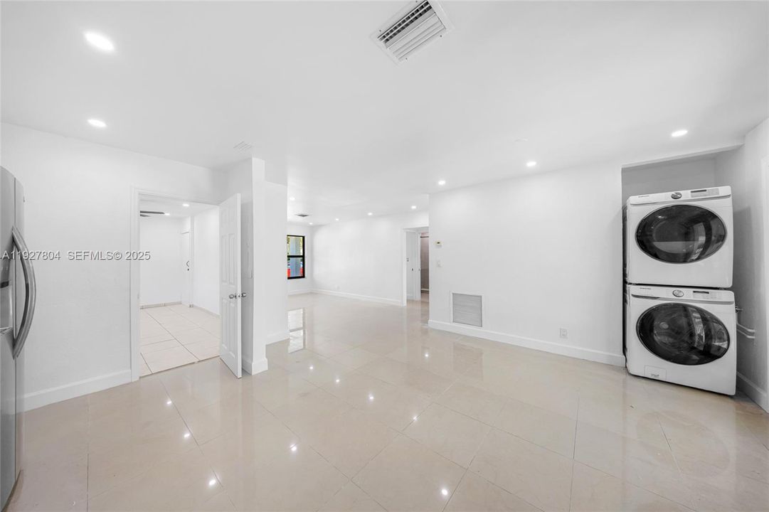 出租: $3,500 (3 贝兹, 2 浴室, 1132 平方英尺)