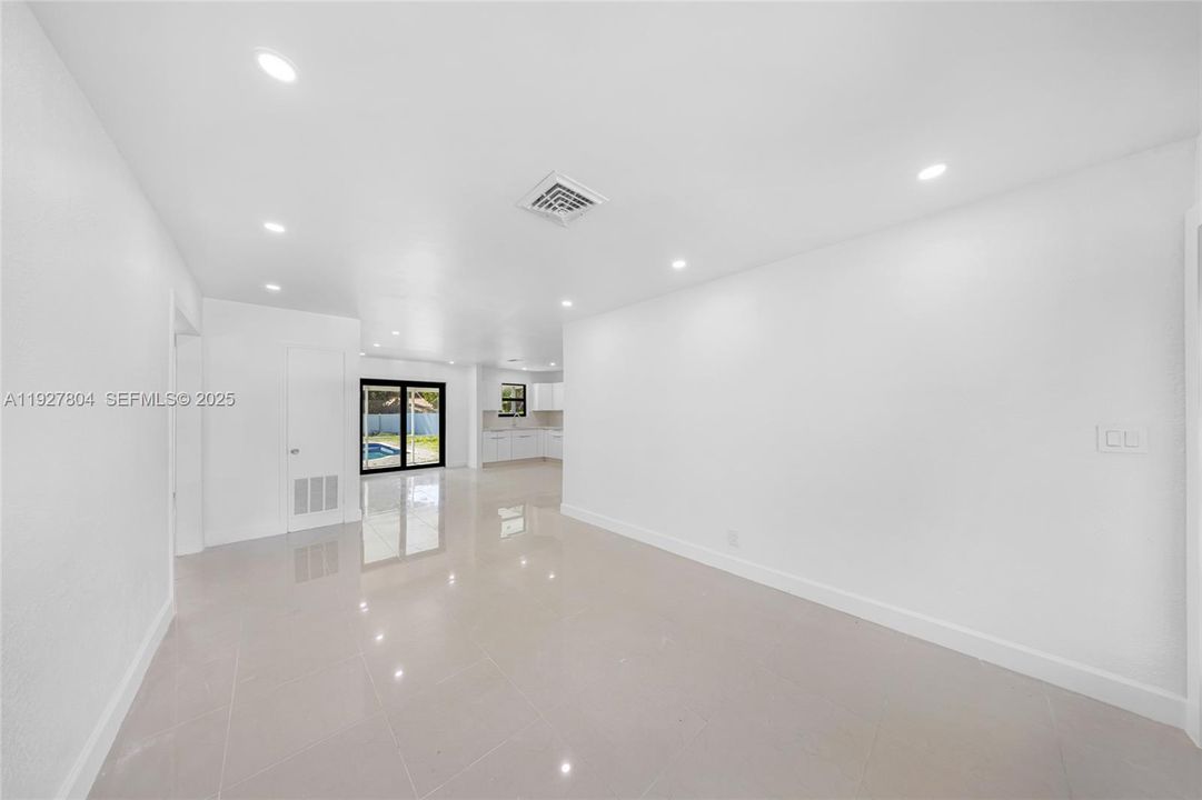 出租: $3,500 (3 贝兹, 2 浴室, 1132 平方英尺)