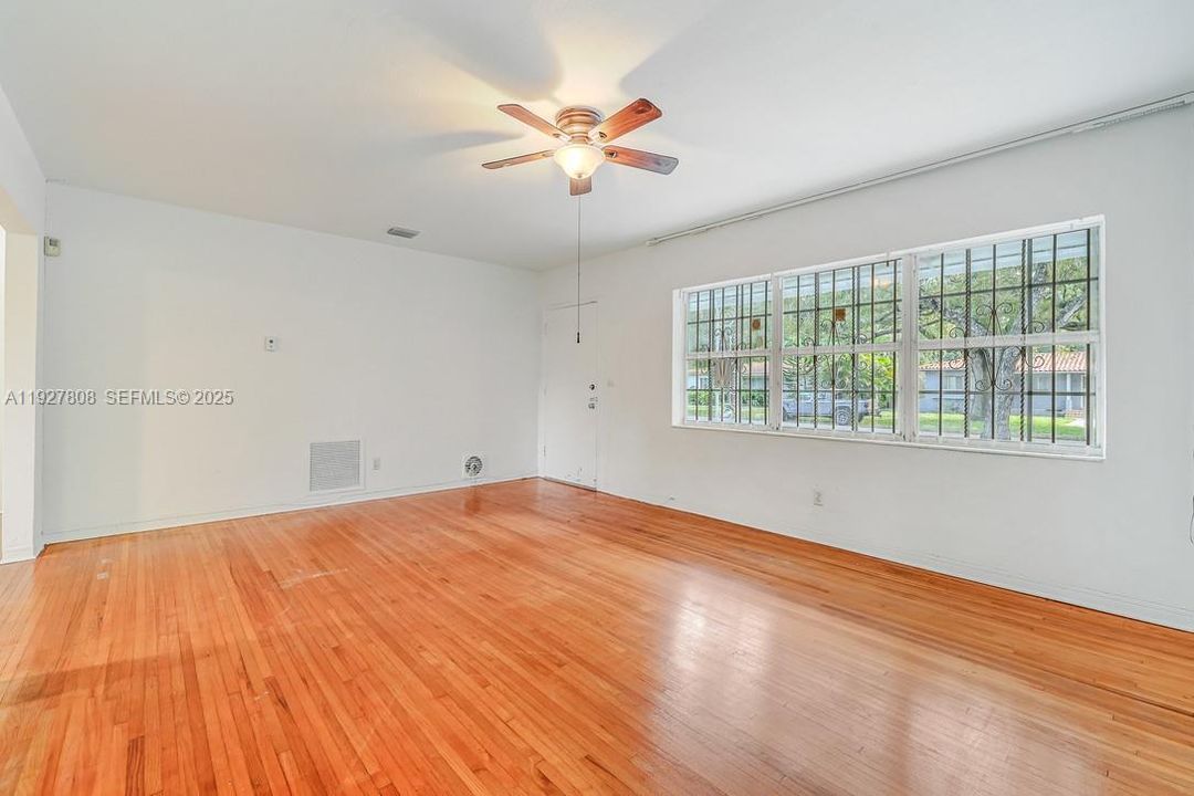 En Venta: $719,000 (2 camas, 1 baños, 1327 Pies cuadrados)