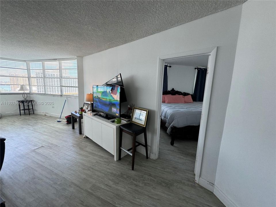 En Venta: $799,000 (3 camas, 3 baños, 990 Pies cuadrados)