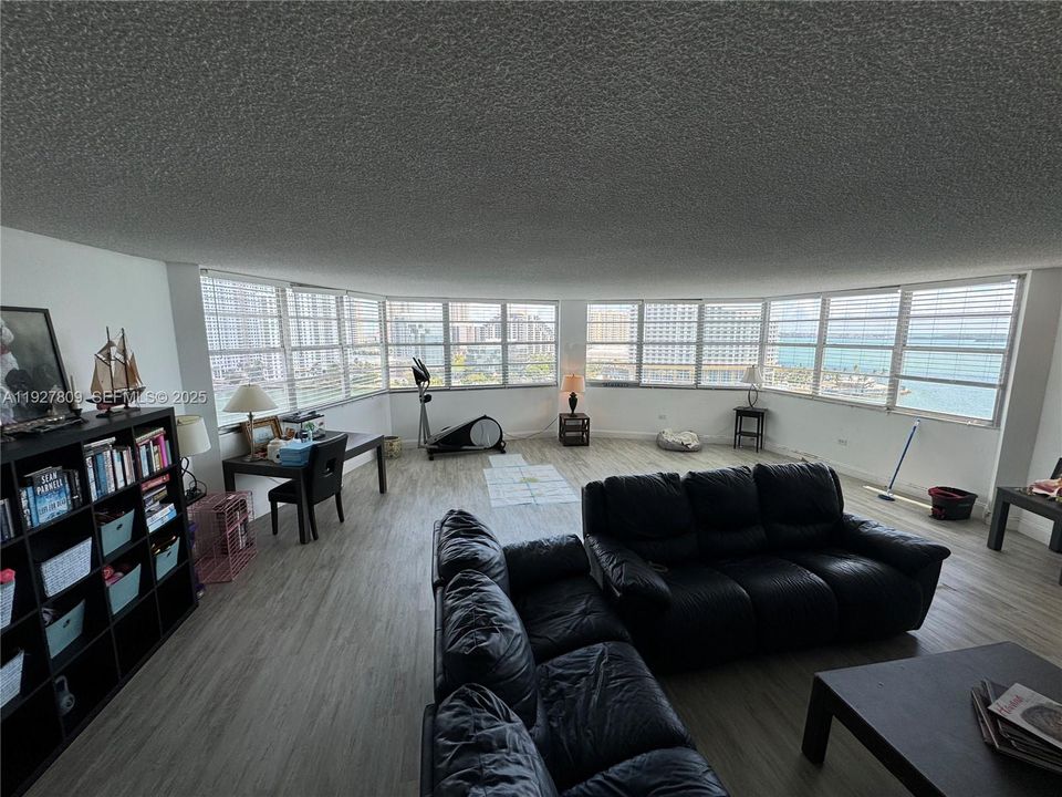 En Venta: $799,000 (3 camas, 3 baños, 990 Pies cuadrados)