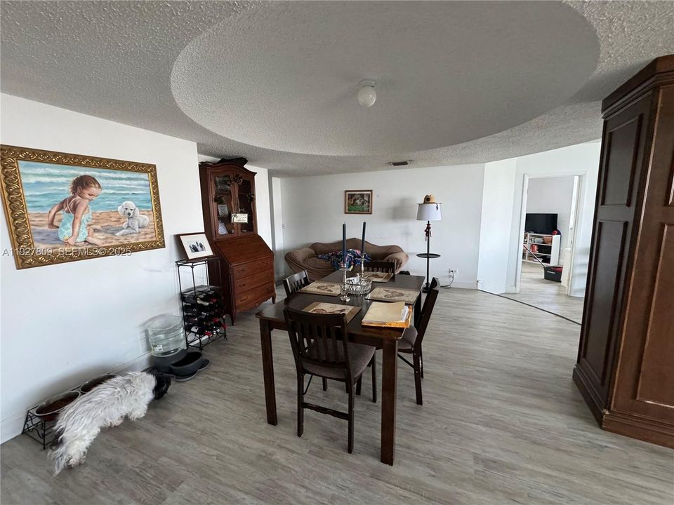 En Venta: $799,000 (3 camas, 3 baños, 990 Pies cuadrados)