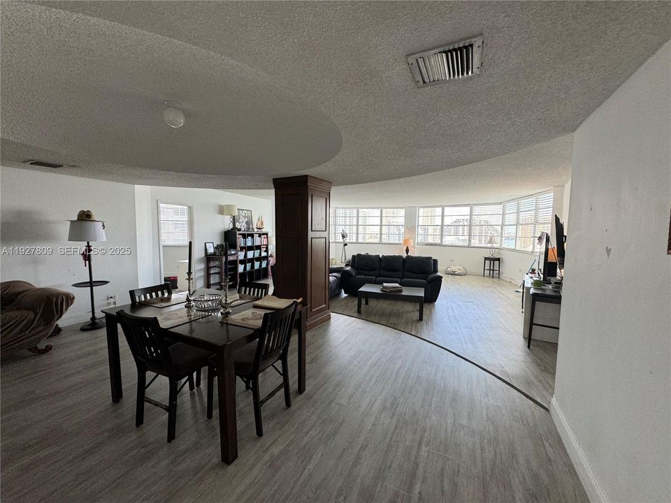 En Venta: $799,000 (3 camas, 3 baños, 990 Pies cuadrados)