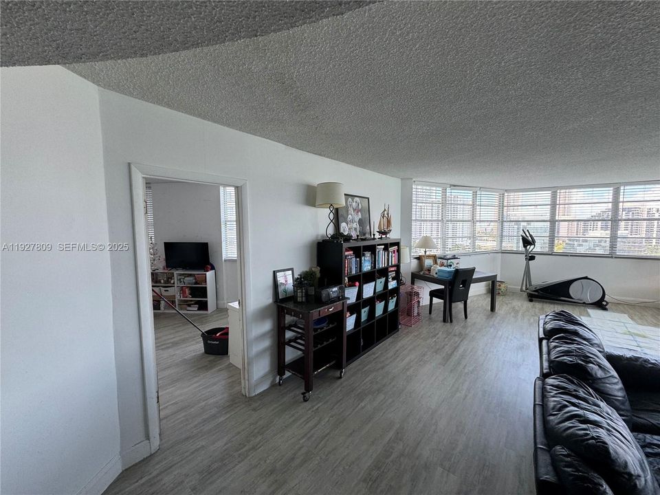 En Venta: $799,000 (3 camas, 3 baños, 990 Pies cuadrados)