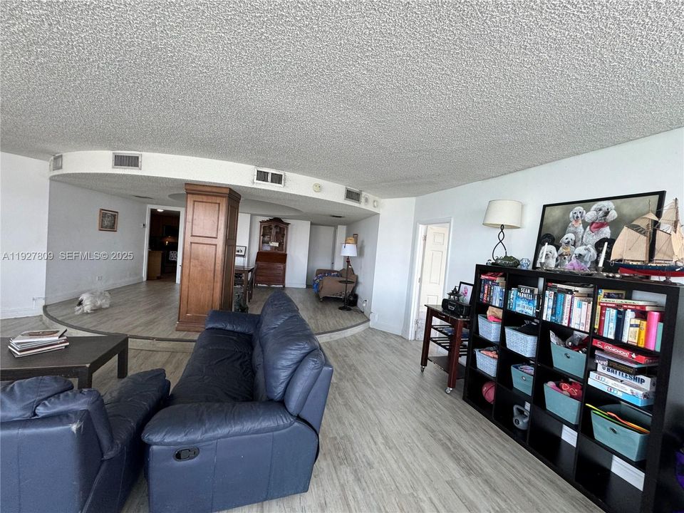 En Venta: $799,000 (3 camas, 3 baños, 990 Pies cuadrados)