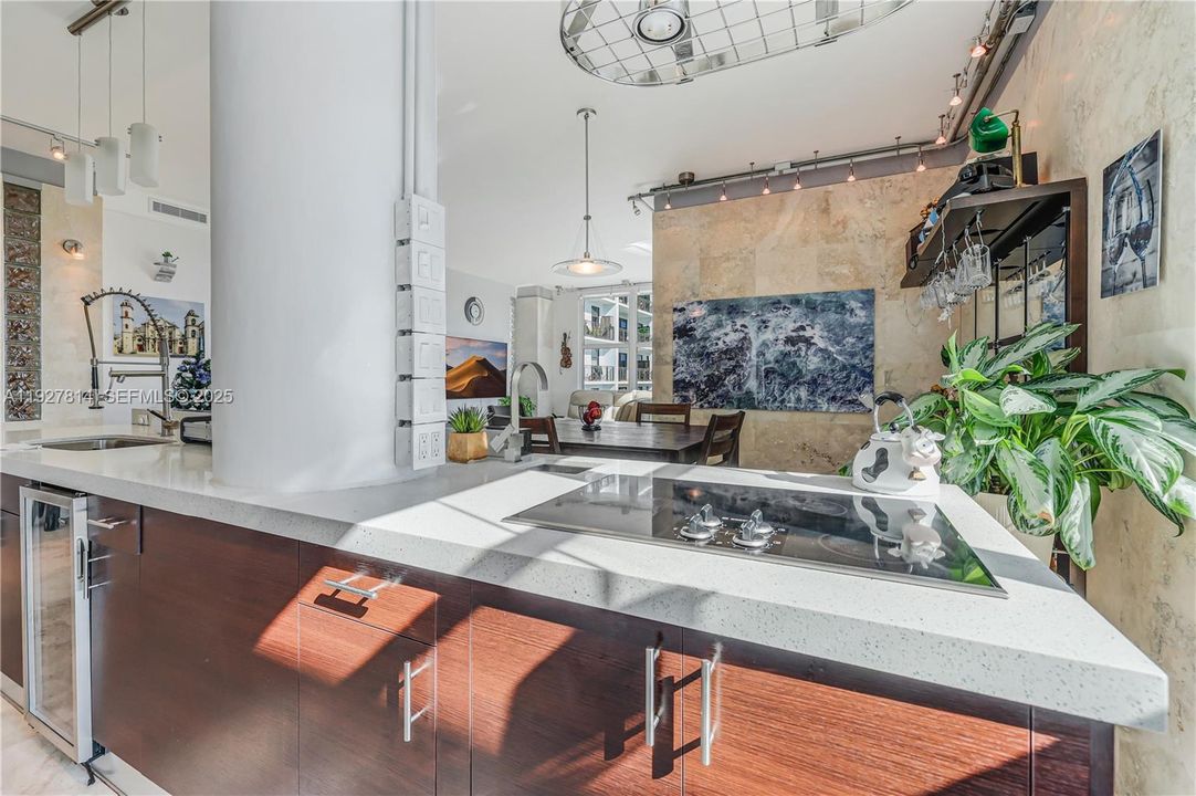 待售: $575,000 (2 贝兹, 2 浴室, 1285 平方英尺)