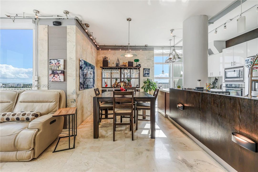 待售: $575,000 (2 贝兹, 2 浴室, 1285 平方英尺)