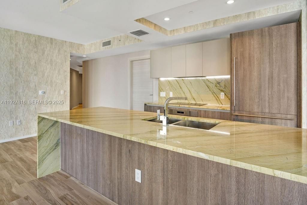 出租: $8,000 (2 贝兹, 2 浴室, 1152 平方英尺)