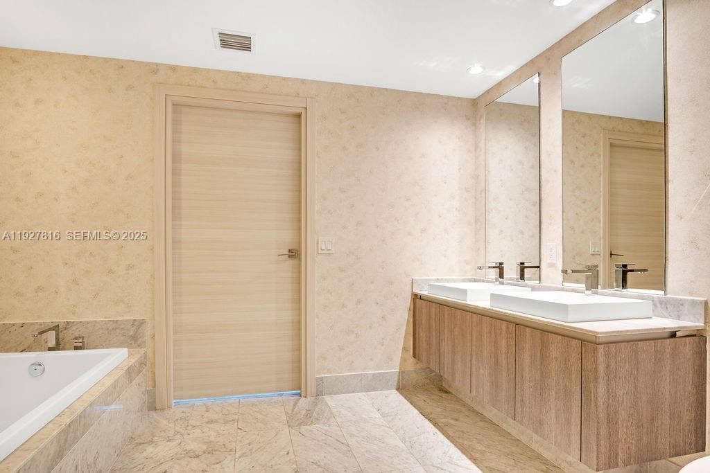 出租: $8,000 (2 贝兹, 2 浴室, 1152 平方英尺)