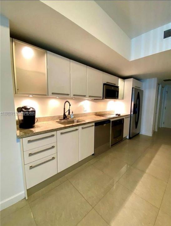 В аренду: $2,300 (0 спален, 1 ванн, 451 Квадратных фут)