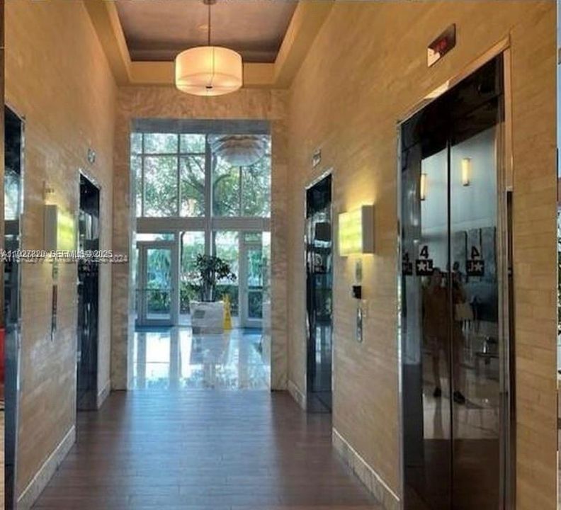 В аренду: $2,300 (0 спален, 1 ванн, 451 Квадратных фут)