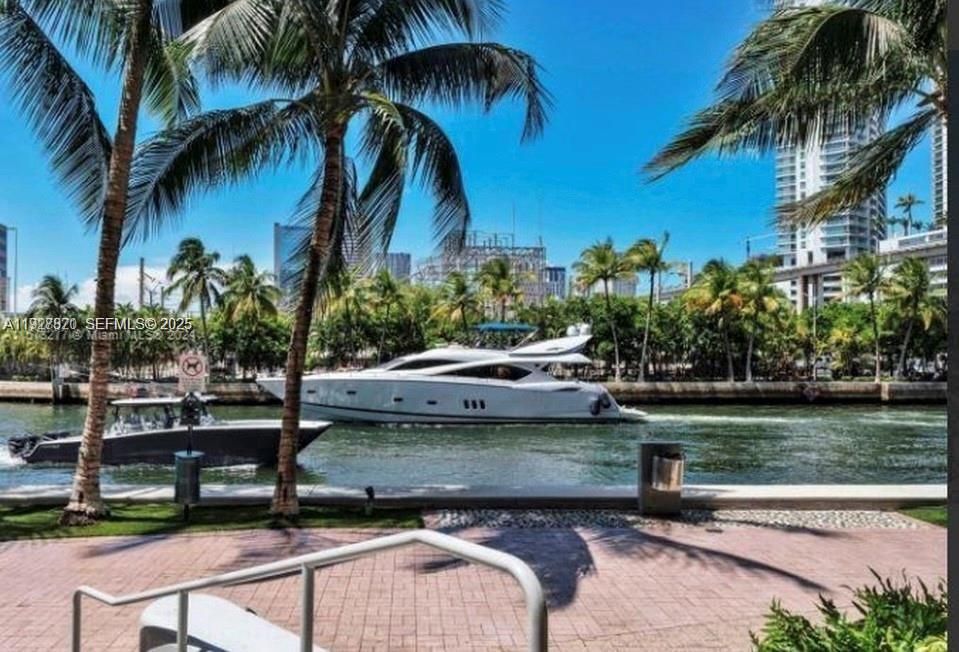 В аренду: $2,300 (0 спален, 1 ванн, 451 Квадратных фут)