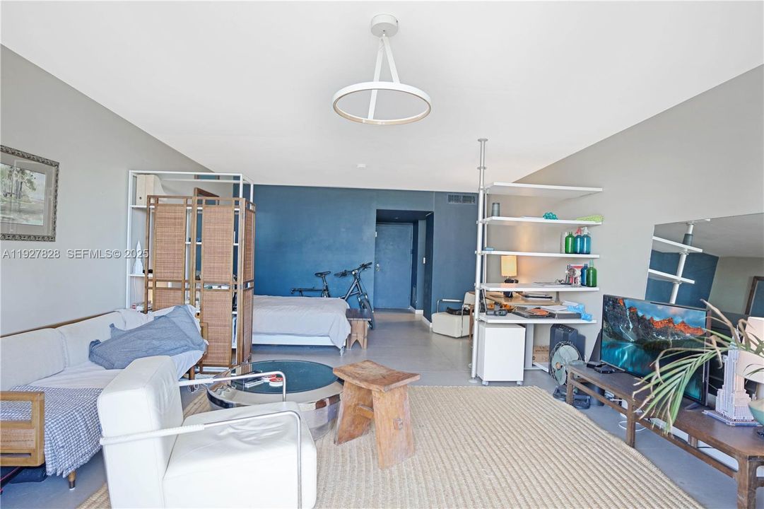 For Rent: $2,250 (0 beds, 1 baths, 540 Square Feet)