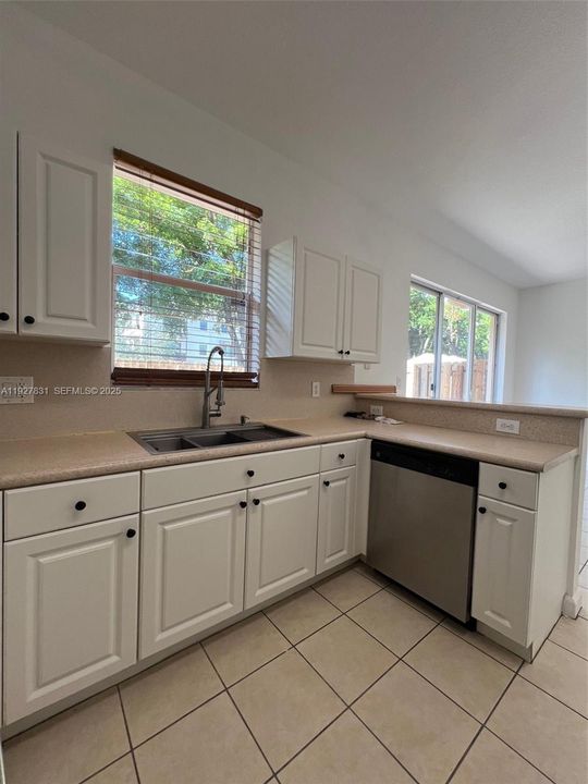 В аренду: $3,000 (3 спален, 2 ванн, 1670 Квадратных фут)