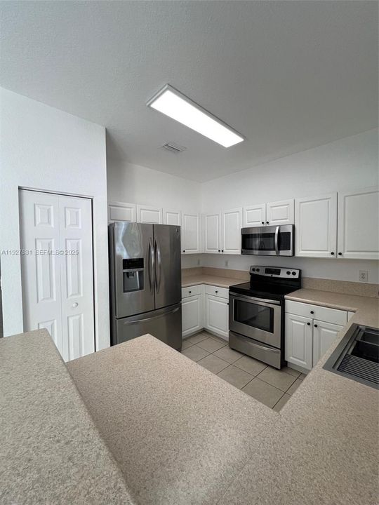 В аренду: $3,000 (3 спален, 2 ванн, 1670 Квадратных фут)