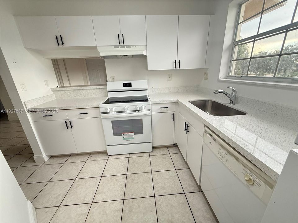 В аренду: $2,000 (2 спален, 2 ванн, 854 Квадратных фут)