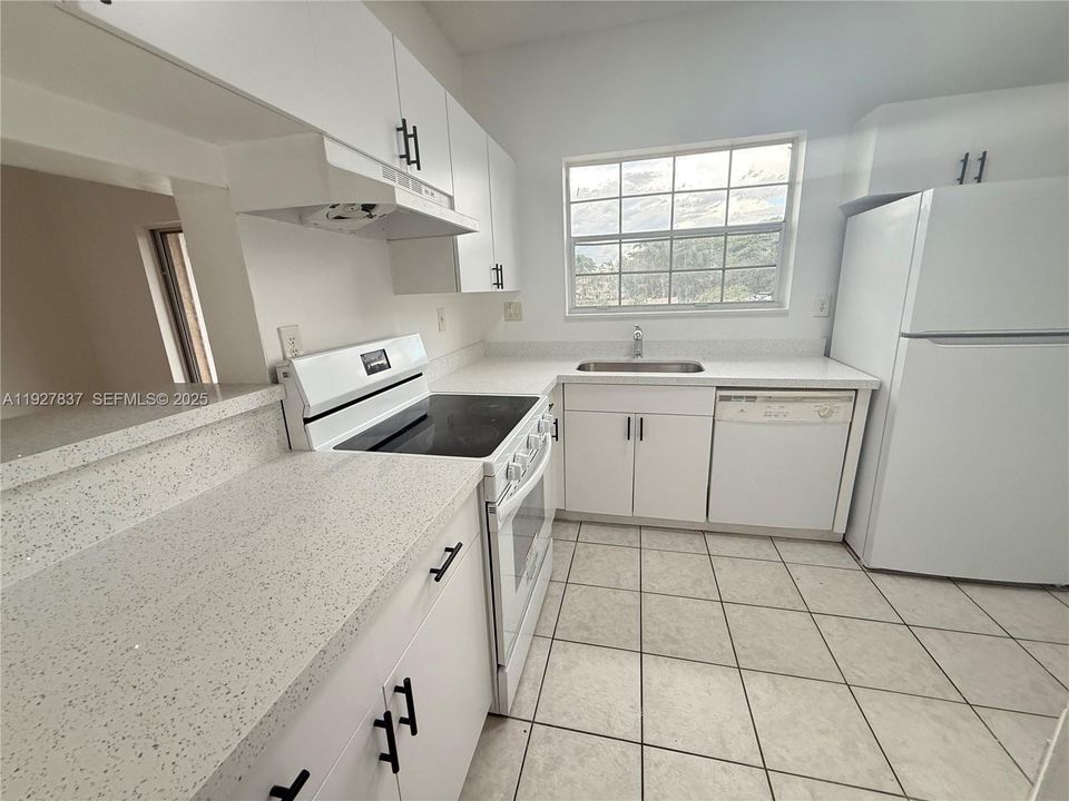 В аренду: $2,000 (2 спален, 2 ванн, 854 Квадратных фут)