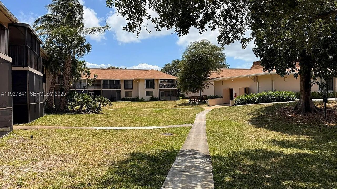 待售: $239,000 (2 贝兹, 2 浴室, 884 平方英尺)