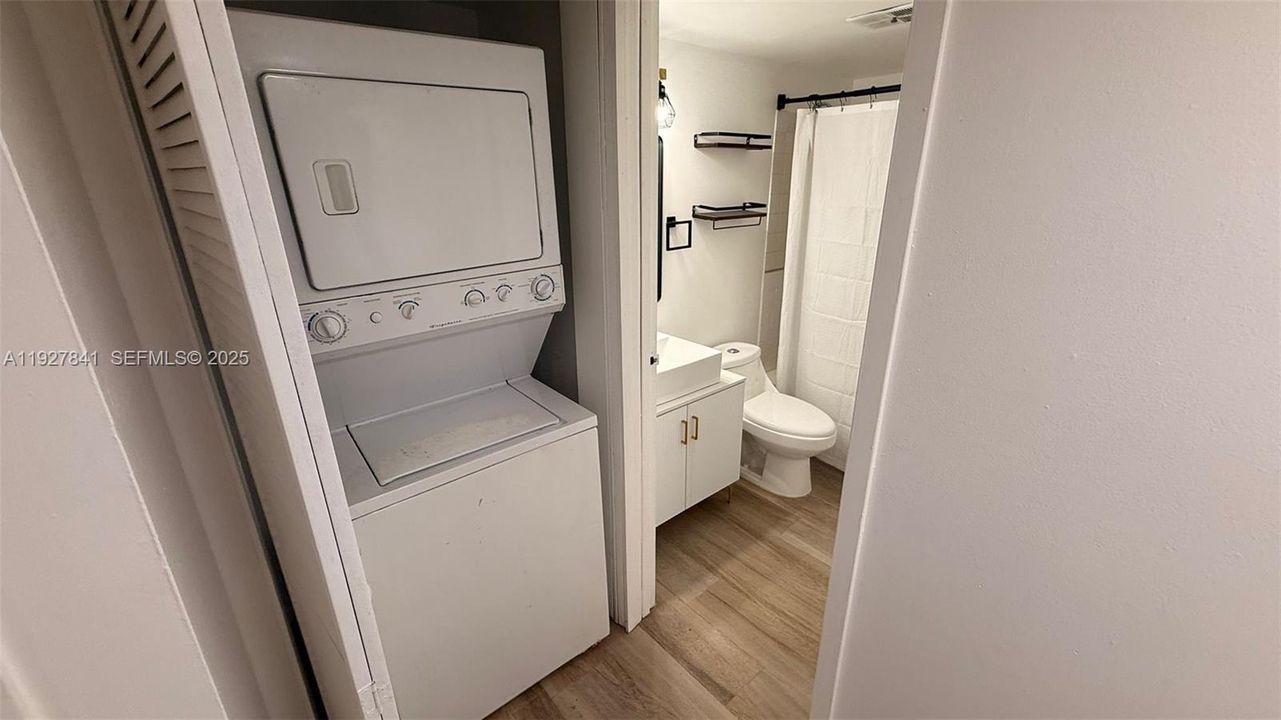 待售: $239,000 (2 贝兹, 2 浴室, 884 平方英尺)