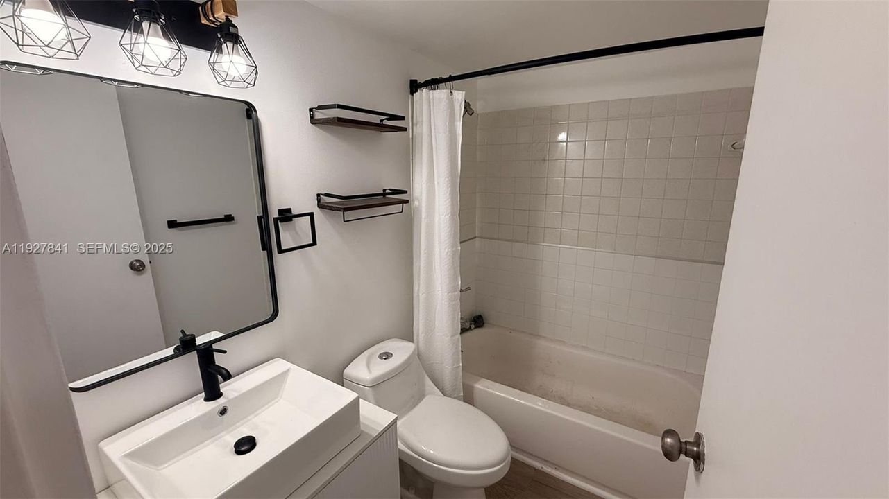 待售: $239,000 (2 贝兹, 2 浴室, 884 平方英尺)