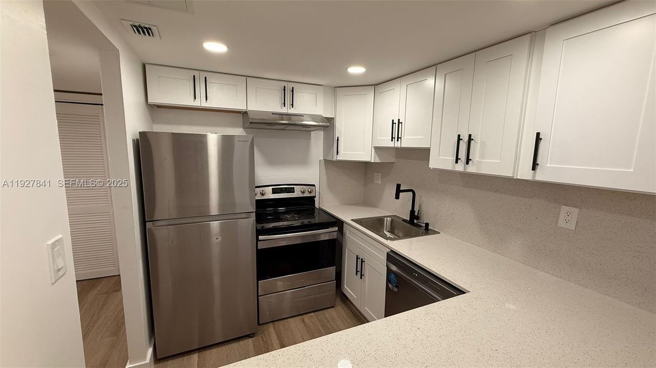 待售: $239,000 (2 贝兹, 2 浴室, 884 平方英尺)