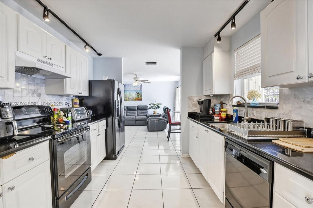 待售: $674,900 (4 贝兹, 2 浴室, 2117 平方英尺)