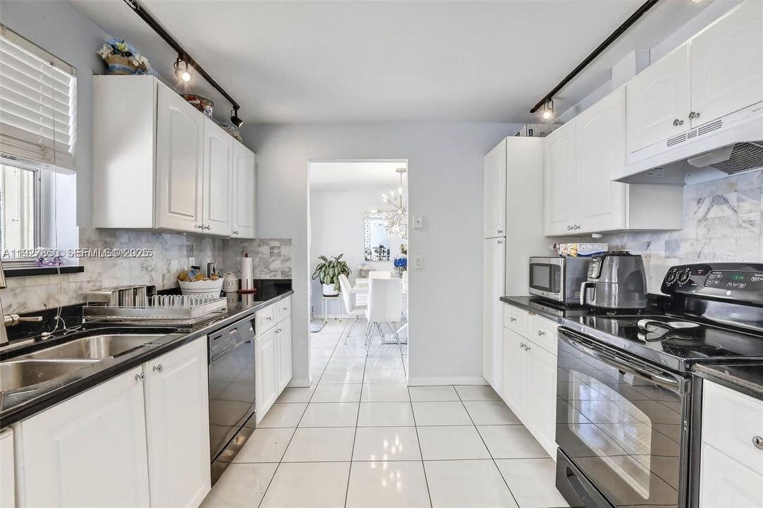 待售: $674,900 (4 贝兹, 2 浴室, 2117 平方英尺)