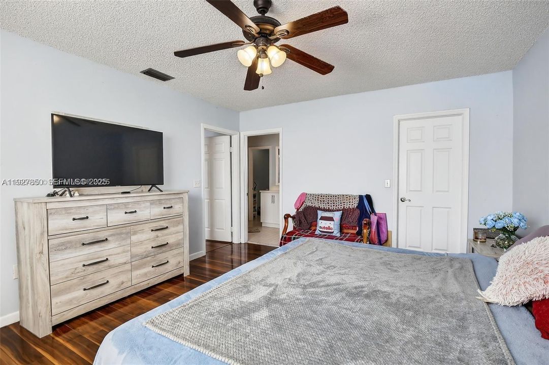 待售: $674,900 (4 贝兹, 2 浴室, 2117 平方英尺)