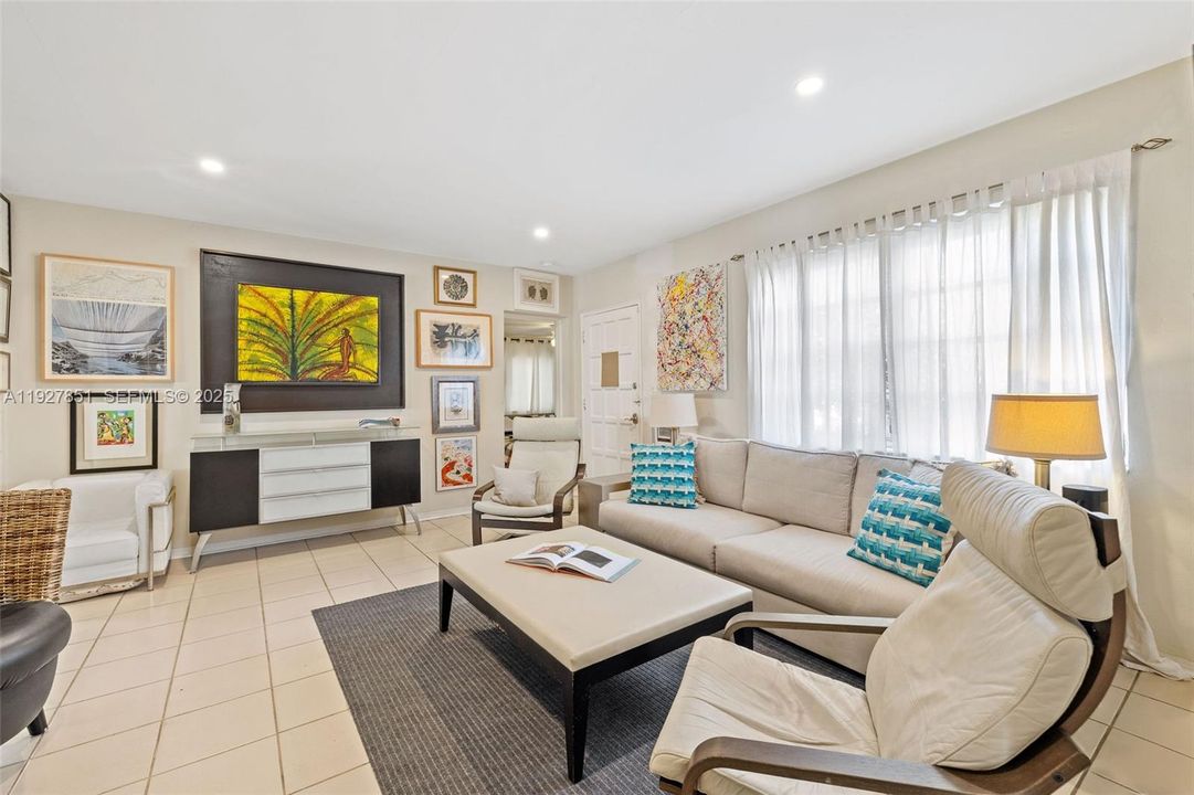 For Sale: $799,000 (3 beds, 2 baths, 1284 Square Feet)