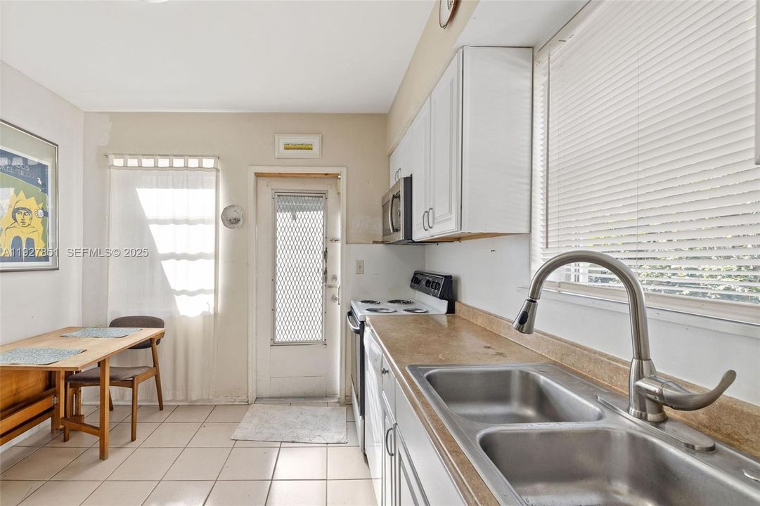 For Sale: $799,000 (3 beds, 2 baths, 1284 Square Feet)