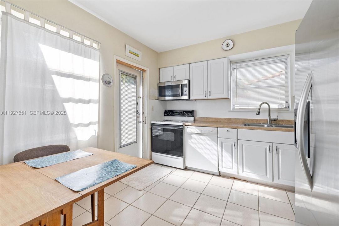 For Sale: $799,000 (3 beds, 2 baths, 1284 Square Feet)