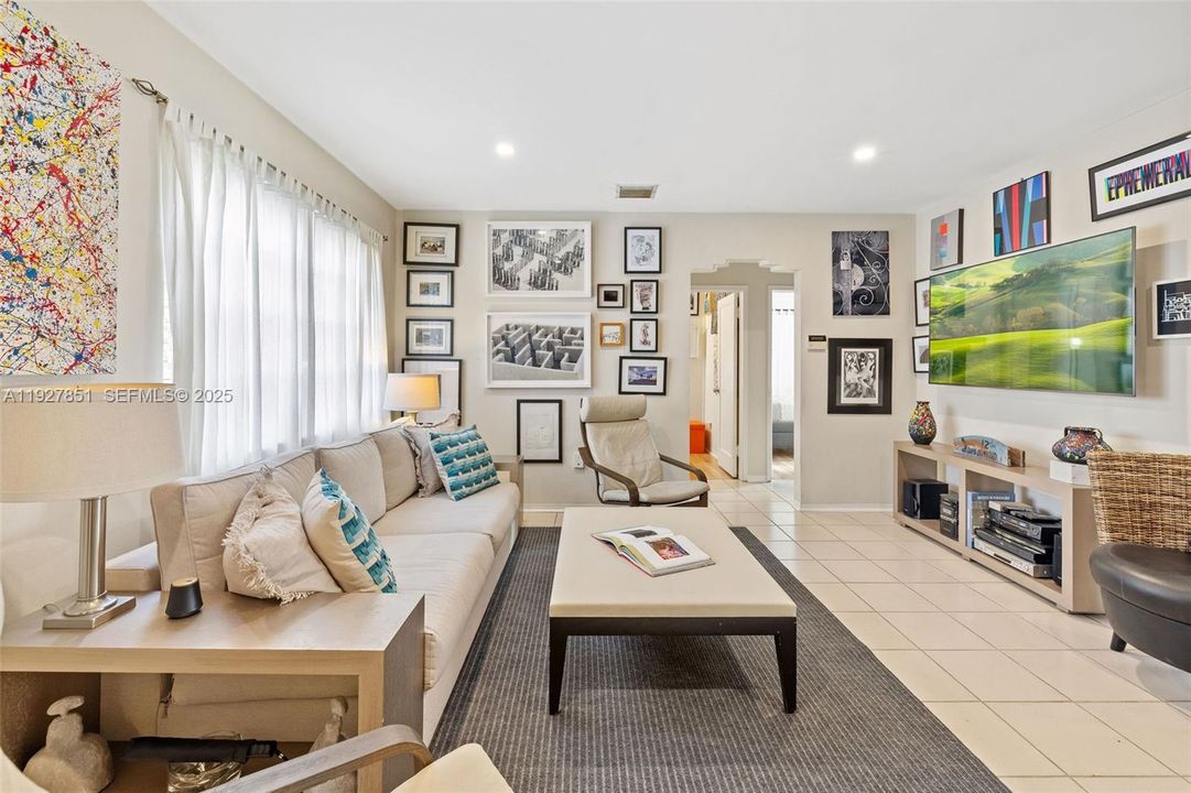 For Sale: $799,000 (3 beds, 2 baths, 1284 Square Feet)