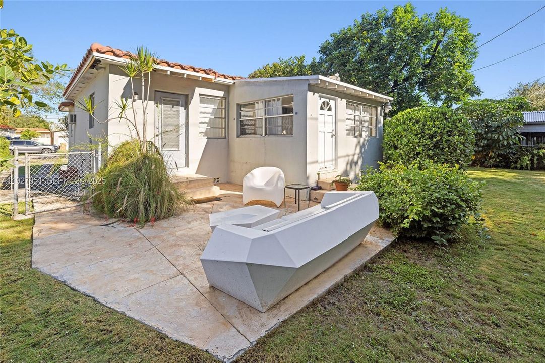 For Sale: $799,000 (3 beds, 2 baths, 1284 Square Feet)