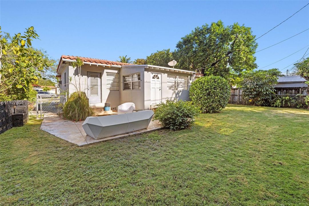 For Sale: $799,000 (3 beds, 2 baths, 1284 Square Feet)