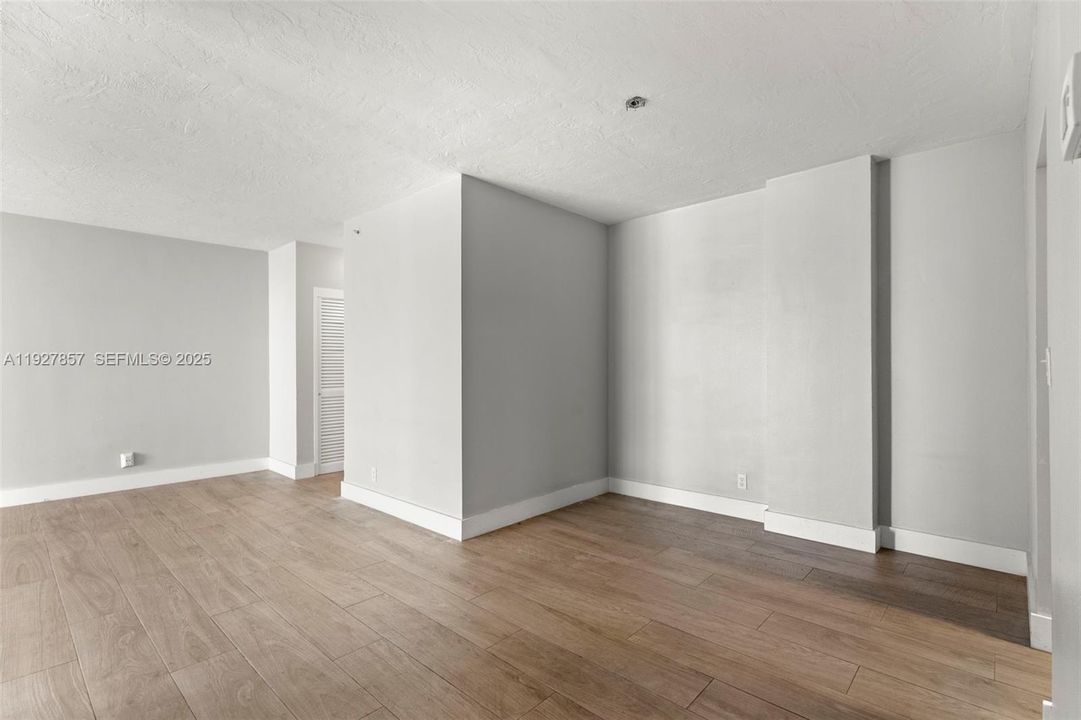 待售: $879,000 (2 贝兹, 1 浴室, 1251 平方英尺)