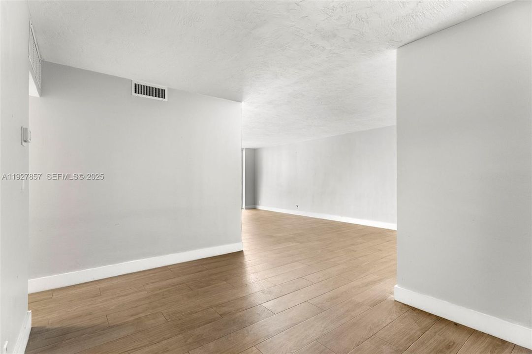 待售: $879,000 (2 贝兹, 1 浴室, 1251 平方英尺)