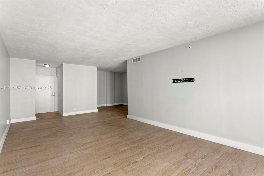 待售: $879,000 (2 贝兹, 1 浴室, 1251 平方英尺)