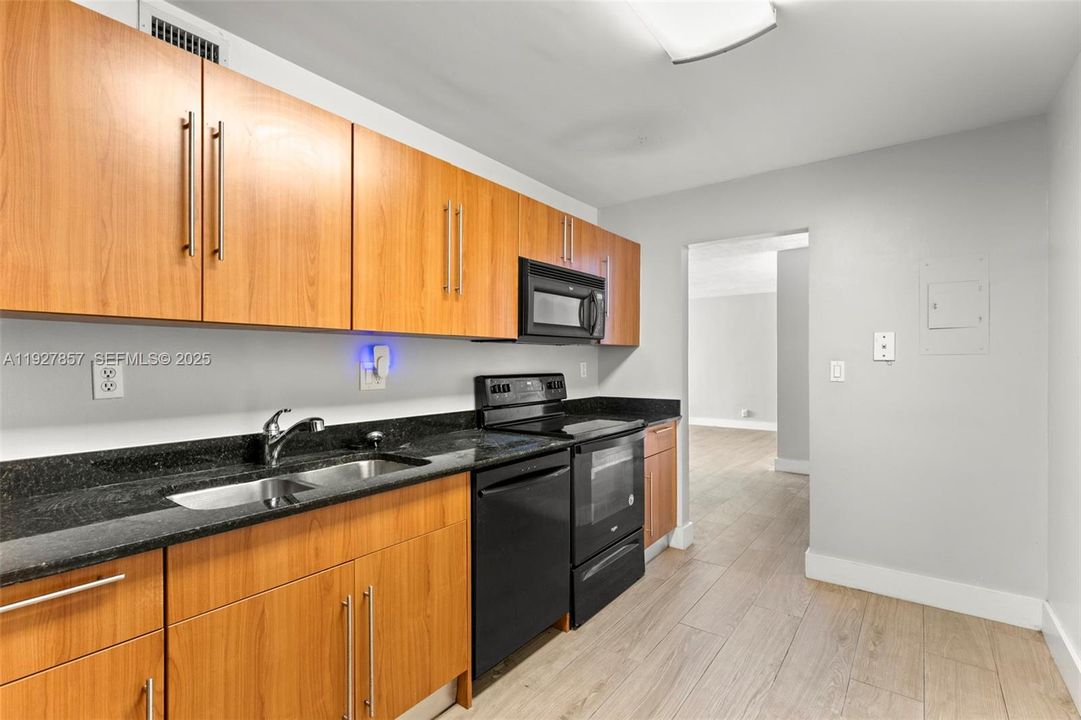 待售: $879,000 (2 贝兹, 1 浴室, 1251 平方英尺)