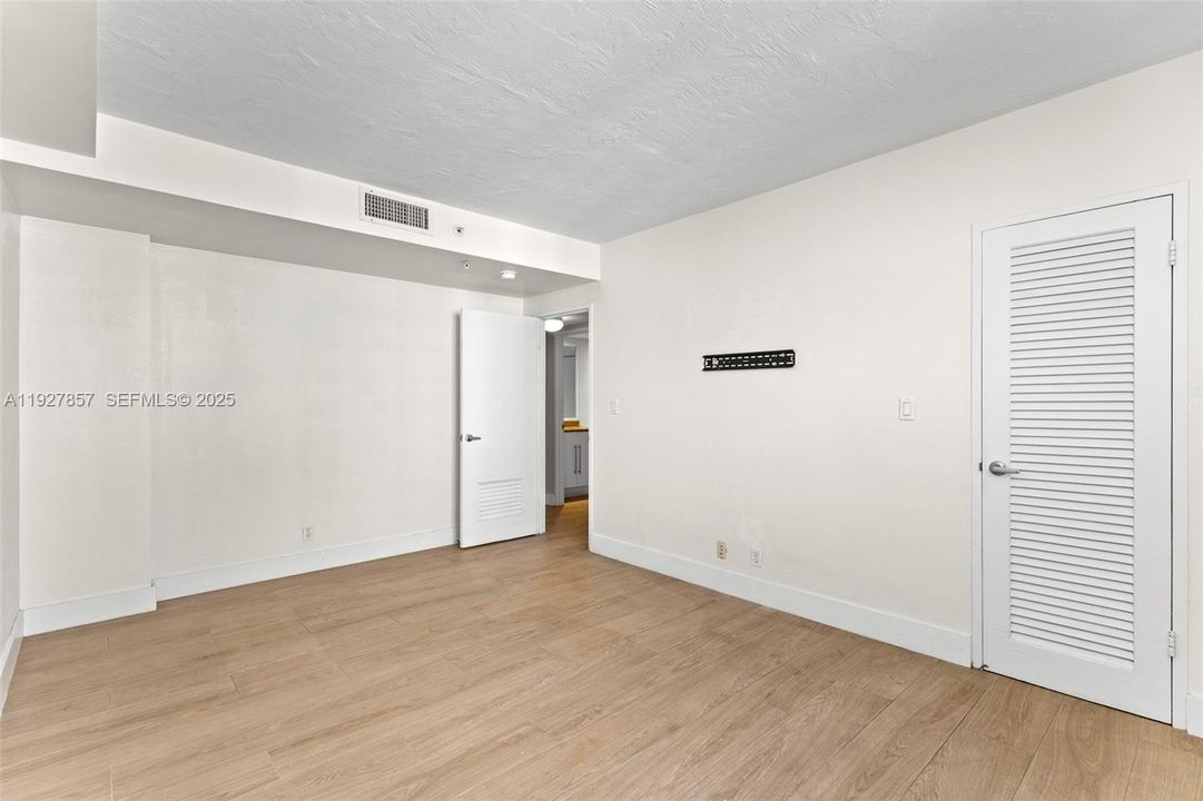 待售: $879,000 (2 贝兹, 1 浴室, 1251 平方英尺)