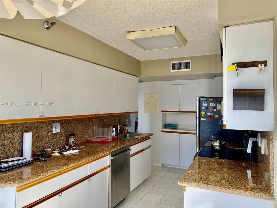 待售: $395,000 (2 贝兹, 2 浴室, 1361 平方英尺)